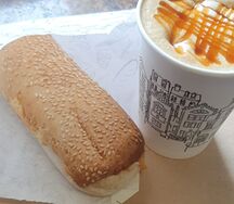 Кофе, сэндвич с ветчиной и сыром