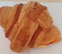 Круассан с бужениной и сыром