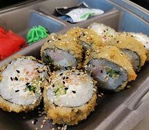 Жареный ролл с копченым куриным филе