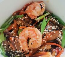 Лапша Wok с тигровыми креветками и овощами