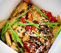 Лапша wok с морепродуктами и овощами