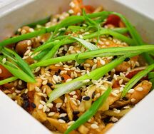 Лапша wok с курицей и овощами