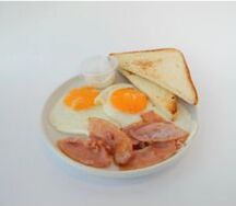 Яичница с ветчиной и тостами