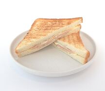 Горячий тост с сыром и ветчиной