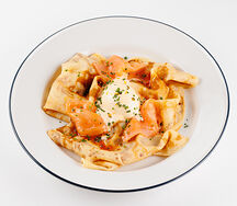 Блины с лососем, мягко сваренным яйцом и соусом айоли