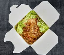 Жареный рис с креветками и кальмарами
