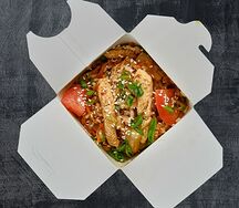 Жареный рис с курицей и ананасом