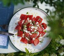 Салат с арбузом и сыром фета