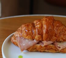 Круассан с сыром и мортаделлой