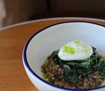 Гречотто со шпинатом и яйцом пашот