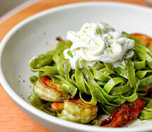 Шпинатные тальятелле с креветками и страчателлой