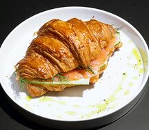 Круассан с лососем