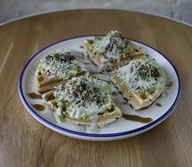 Вафля с гуакамоле и джемом из бекона