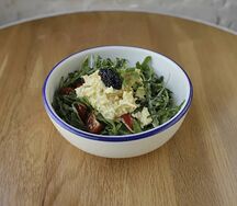 Салат с крабом, клубникой и чёрной икрой