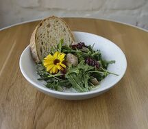 Салат с индейкой, брусникой и соусом блю-чиз