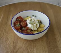 Салат с томатами, персиками и страчателлой