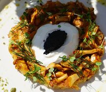 Решти с лисичками и черной икрой