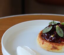 Гранд-сырник с вишней и щавелем