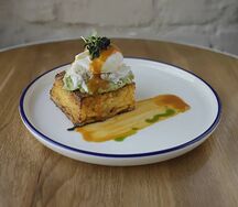 Бриошь с крабом и соусом бисквит