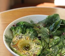 Зелёный салат с авокадо