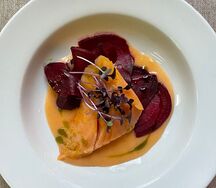 Слабосоленный лосось на подушке из свёклы