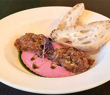 Тартар из говяжьей вырезки с эспумой из свёклы