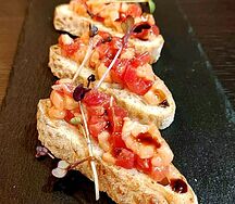 Брускетта с томатами и  слабосоленным лососем