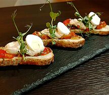 Брускетта с печёнными овощами и муссом из тунца