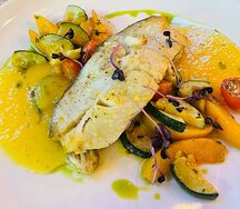 Палтус с овощами и жареными персиками