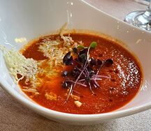 Томатный суп с чипсами из пармезана