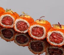 № 15 Ролл с тар-таром из тунца еллоуфин с соусом юдзу и соусом спайси