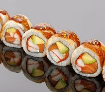 № 08 Ролл с камчатским крабом, копченым угрем и лососем