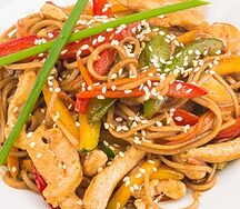Яки соба с курицей