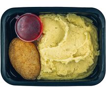 Котлета де- воляй с картофелным пюре и брусничным соусом