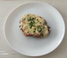 Отбивная с помидорами и сыром