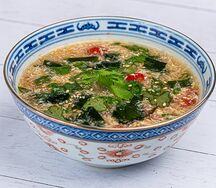 Китайский суп с нежным крабом, томатами и водорослями