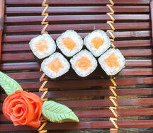 Ролл с лососем