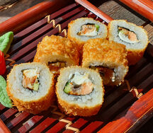 Теплый ролл с лососем и угрем