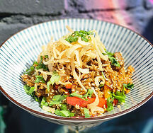 Жареный рис Дагин с говядиной, тофу и луковыми кольцами