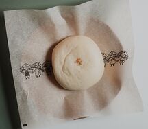 Паровая булочка бао с острым цыпленком 