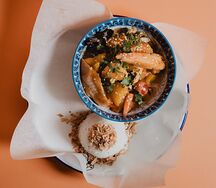 Филе белой рыбы Ка Чанг в красном кокосовом карри с рисом