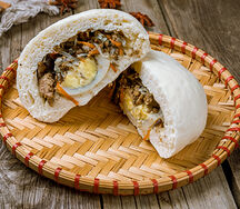 Паровая булочка Бао с мясом и капустой