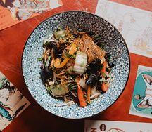 Стеклянная лапша Ми Зау с древесными грибами и овощами