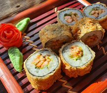 Теплый ролл с жареным лососем