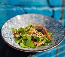 Салат Тай Ронг с хрустящими ушками и овощами