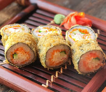 Теплый ролл с крабом