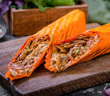 Шаурма с курицей и ягненком в сырном лаваше