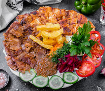 Шаурма с курицей и ягненком на тарелке