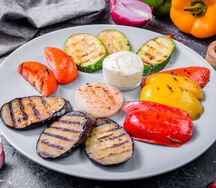 Овощи на гриле с соусом от шефа