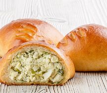 Пирожок с луком и яйцом